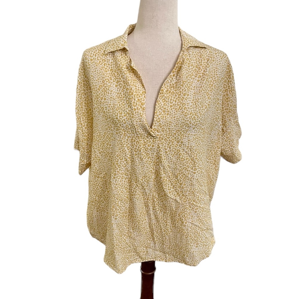 VILAGALLO Button Back Short Sleeved Cotton Blend Leopard Print Blouse
